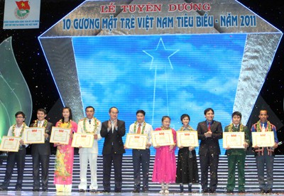 Deputy PM Nguyen Thien Nhan (5th, L) with the 10 outstanding Vietnamese young citizen awardees (Photo: SGGP)